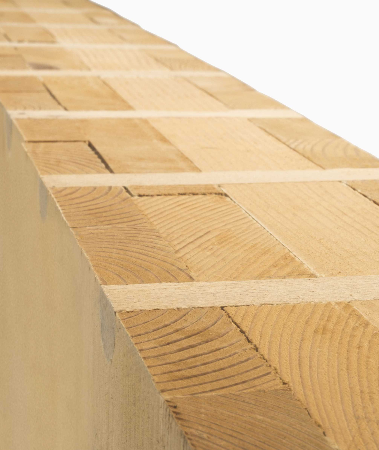 Ein Holz100-Wandelement in Nahaufnahme, so dass man die Holzdübel-Verbindung erkennt.